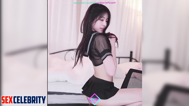 Yuna [신유나 있지] K-pop star dances on webcam for fans