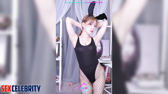 Beauty girl dancing in a rabbit ears // 태연 소녀시대 Taeyeon home fakeapp