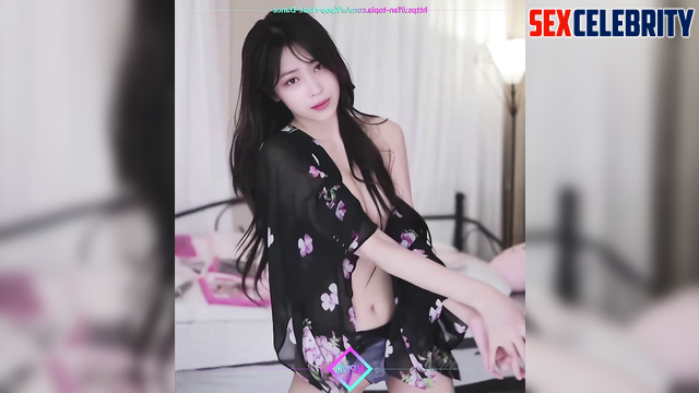 (류진 있지) slutty korean brunette Ryujin dances seductively for boys