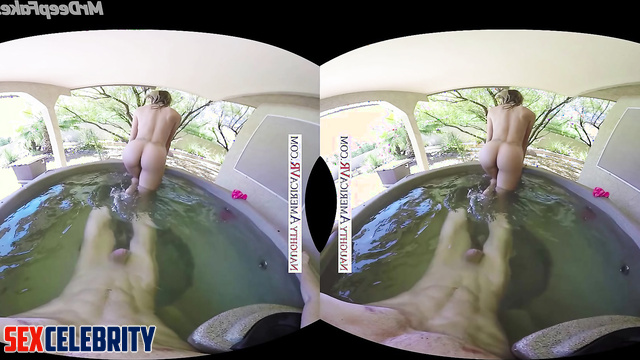 Chloe Grace Moretz wants to seduce you in a pool (and she will do it) ai
