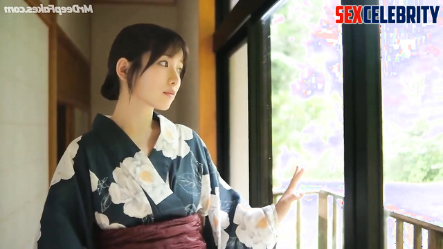 Japanese star Satomi Ishihara 石原 さとみ ポルノ touching herself under the water