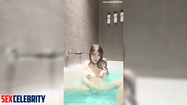 Leaked sexy adult video from Scarlett Johansson's chat with boyfriend