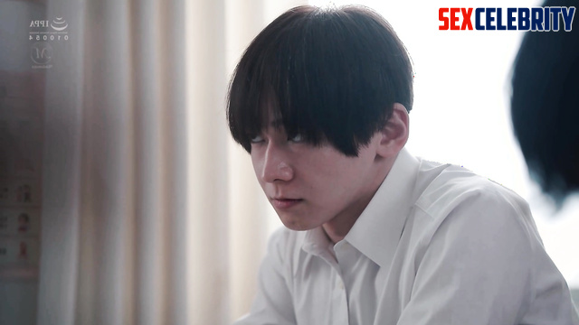 Swingers meeting in the pool - Yang Mi (杨幂 假名人色情片) smart face change