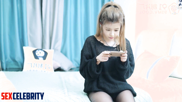 Oops, he accidentally cumed inside her / Li Yitong (李一桐 智能換臉) adult tapes